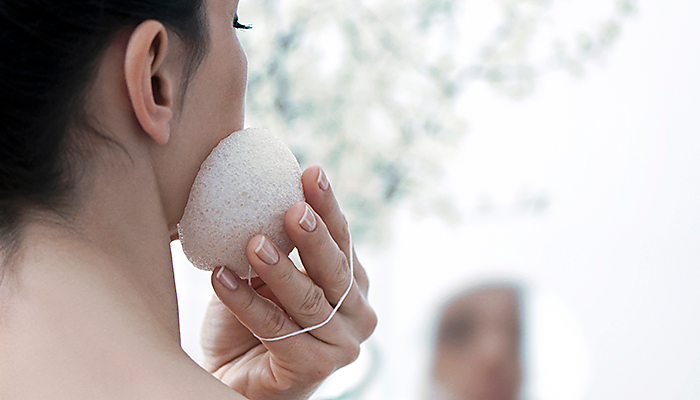 Most people don’t wash their face regularly, and those who do often get it wrong. 8 essential cleansing rules from dermatologists.